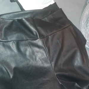 Skinnbyxor  - Högmidjade skinbyxor, sköna å ha på sig, 