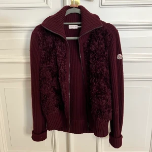Moncler cardigan/jacka - Säljer min moncler mohair cardigan/jacka i en jättefin vinröd färg. Storlek M men passar även S och XS. Den är i mycket bra skick!❣️❣️