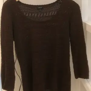 en brun stickad tröja från lindex storlek S, en tröja man kan dra över ett linne eller en tshirt