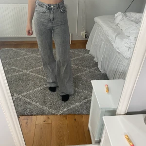 Stradivarius jeans - Fina jeans från Stradivarius. Storlek 34💞 Lite långa på mig som är 165 cm 💞 100kr och köparen står för frakt 💞