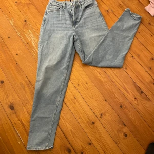 38 - säljes då de ej kommer till användning. knappt använda. mycket fint skick. köptes för 300. köparen står för frakten.