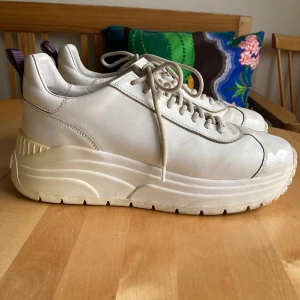 HM x Eytys - Vita sneakers i skinn från HM’s samarbete med Eytys. Använd enstaka gånger. Nypris 999 kr.
