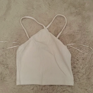 Zara topp - Söt vit topp från zara, stretchig och skön i materialet. Snygg detalj vid halsen. I storlek S, använd fåtalet gånger💓