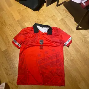 Sweet x umbro fotbollströja med krage. Är i skönt polyester material 