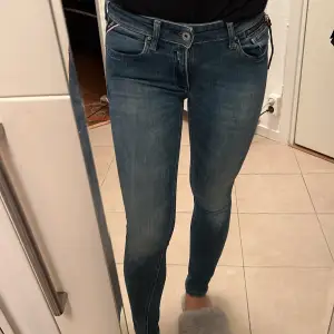 Replay Jeans Modell LUZ, Stretch Jeans.  Strl 24 längd 30 💗 Kan postas 📮