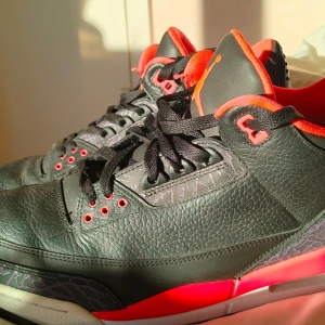 Air Jordan 3 retro Crimson - I fräscht skick. Knappt använda 45,5 i storlek. Skickar helst inte dessa utan möts helst upp runt stan / Söderort.