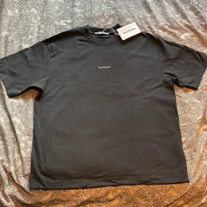Acne T-shirt  - Samma som min andra annons