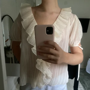 Plisserade blus - Säljer nu min plisserade blus från ZARA!! Den är endast använd en gång men har flera liknande så säljer denna nu❤️❤️