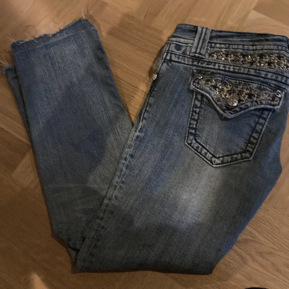 Ett par miss me jeans som jag köpt här på plick men tyvärr inte passar mig så bra 💗 säljer nu vidare kom privat vid frågor! Köparen står för frakt! Buda från 400 💗du kan också köpa nu direkt för 500 . Jeans & Byxor.