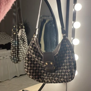 Väska - Så snygg väska från Urban outfitters. Använd Max 3 gånger! Om flera är intresserade blir det budgivning. Tryck inte på KÖP NU 💖