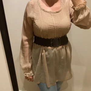 Blus - Blus i skirt tyg. Chiffong.  Mjuk och luftig. Lite oversizemodell.  Passar även gravidmagen.   Hel och ren. Inga anmärkningar.  Djur- & rökfritt hem.  Rensar ur min walk-in-closet, så kolla in å fynda! Samfraktar! 