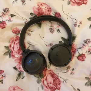 jbl hörlurar - svarta jbl hörlurar, funkar som vanligt, knappt använda