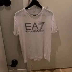 Säljer min EA7/Armani t shirt som jag har använt 5 gånger för att den är för stor på mig. Den är I storlek L