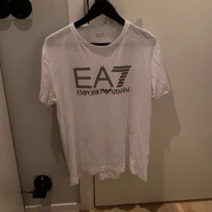 Ea7/Armani tshirt - Säljer min EA7/Armani t shirt som jag har använt 5 gånger för att den är för stor på mig. Den är I storlek L