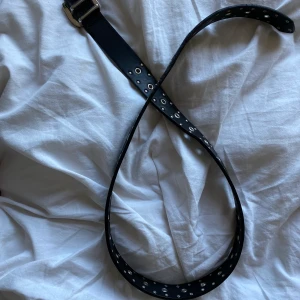 Skärp - Säljer detta skärp med silver detaljer på💕 ca 100 cm och går att spänna i alla hål (hela vägen).  Köparen står för frakten om man inte möts upp💘