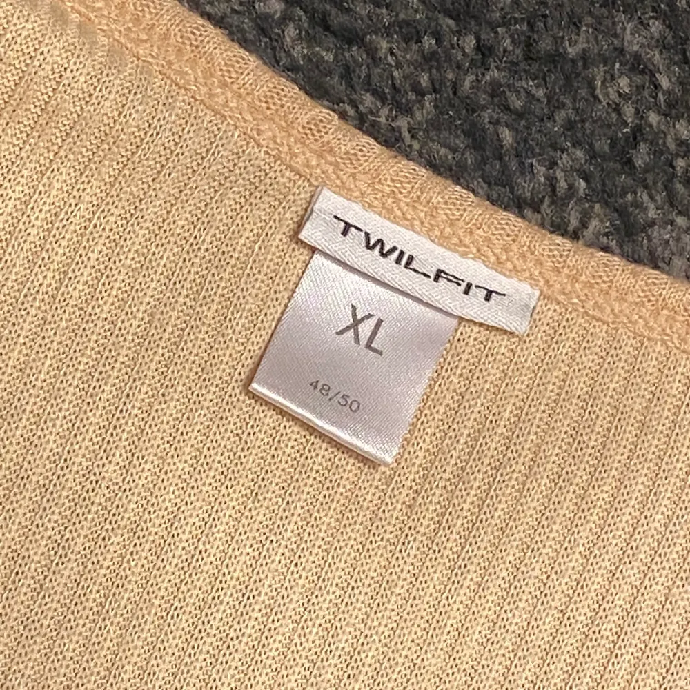 Jag säljer mitt stickat tröja i farrow cream färg. Den är i nyskick och är XL men räcker för alla mått. . Stickat.