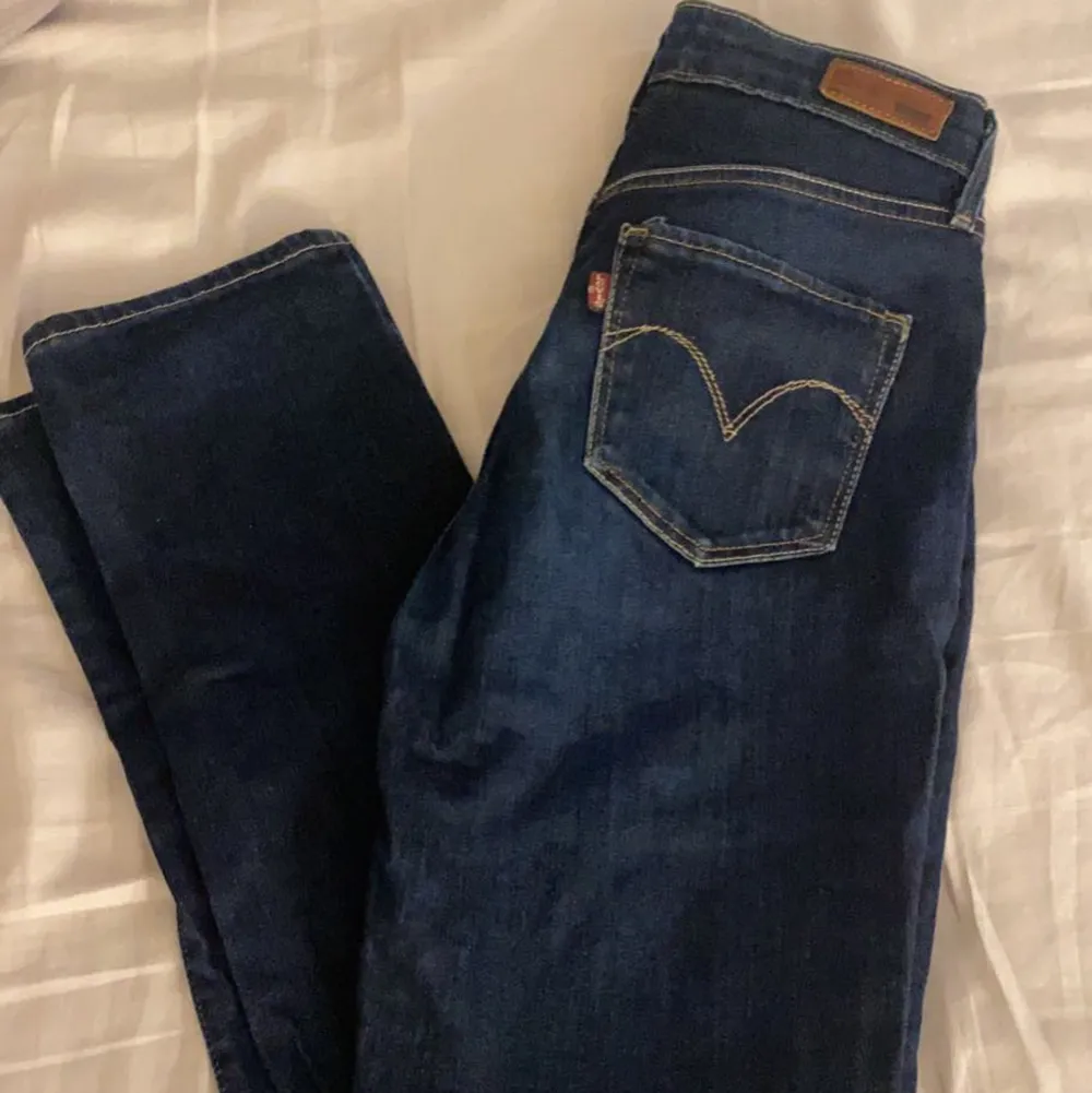 säljer ett par levis jeans då dom inte passar mig, aldrig använda. w25 innerbenslängd 74cm och midjemått 31cm, skriv för fler bilder/frågor 💞💞💞💞. Jeans & Byxor.