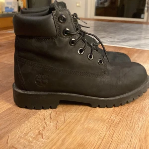 Timberland kängor - Svarta Timberland kängor som har andvänds ungefär tre gånger.Nypris är 1399 kr mycket bar skick.