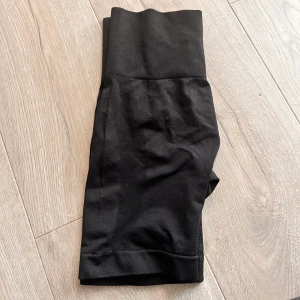 Träningsshorts - Använda 1 gång så inga defekter. Formvänliga och passar xxs-s skulle jag säga! Väldigt fin utformning vid rumpan🤩Skriv vid funderingar!