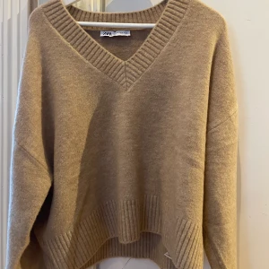 Zara stickadtröja - Använd 1 gång. 8% ull. Nypris 379 kr. Storlek S