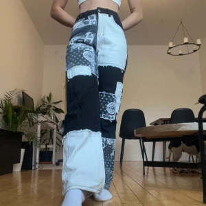 Coola jeans från SHEIN - Fint skick, använda ett fåtal gånger. Passar mig i längden som är 170 lång