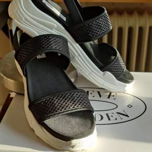 Steve Madden sandaler i designen Sublime. Svåra att få tag på om man vill köpa i butik 💞 Skorna är i bra skick då de knappt har använts. De har en liten klack/platå. Skickas med orginallådan, fler bilder går att få ❤️