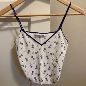 Blommigt linne - Zara - Blommigt linne, matchande kofta finns att köpa till. Köper man båda blir priset 90 kr. Linnet säljs separat för 40 kr. 