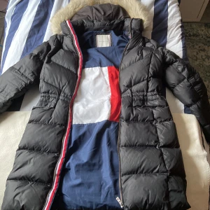 Tommy Hilfigher Dunkappa - Extremt fint skick, använd ett fåtal gånger- ser ut och känns som ny.  Säljes ändast på grund av att den har blivit för liten. (Nypris 3799kr) 