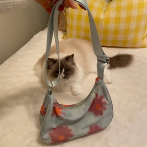 Blommig väska - Weekday - Blommig väska ifrån Weekday. 