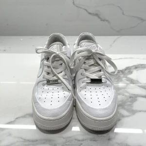 Nike Air Force 1 sage  - Vita air force 1 Sage. Storlek 39 😊hämtas i Lund eller skickas om köparen står för frakten (99 kr med postnord spårbart) 😄