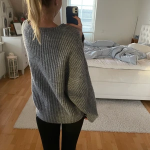 Stickad tröja other stories  - Säljer tröja från & other stories. Jag är 173. Mysig nu till hösten!