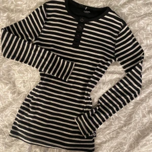 Randig tight tröja🫶🏻 - Det är egentligen en barnstorlek men sitter perfekt som en vanlig tight tröja🥰🫶🏻 det finns en fläck som jag kan skicka bild på om så önskas 🫶🏻