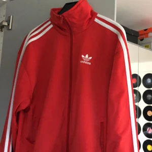 Adidas  - Säljer min röda super fina adidas tröja för endast 150! Den är i jättefint skick och är knappt använd❤️