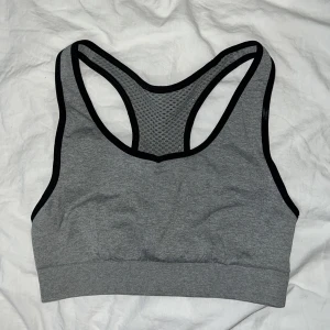 Tränings bh - Superskön tränings bh som inte kommer till användning. Använd ca 2 ggr. 💕