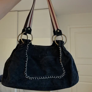 Väska - Rymlig väska med detalj