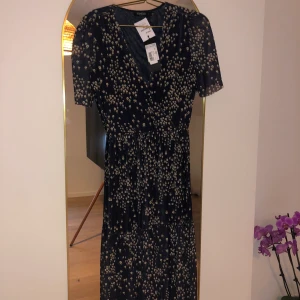 Klänning  - En marinblå klänning, oanvänd med lappar kvar. Ordinarie pris 800