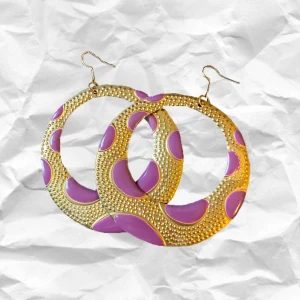 Örhängen  - Säljer dessa superfina örhängen som jag köpte här av en superfin tjej men tyvärr så passade dem mig inte super bra! känner att dem passar nog någon annan super. Dem är väldigt lätta så frakten blir inte mycket. hör av dig vid intresse eller frågor ! ❣️