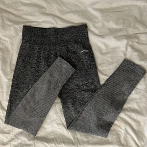 Träningstights - Supersnygga och otroligt sköna träningstights från ABYL. Färgen går lite ombre där den blir ljusare längre ned. Tyvärr kommer dem inte till användning längre då jag köpt nya träningskläder. 💕 pris kan diskuteras vid snabbt köp 🤩