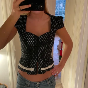 Supersnygg topp/kofta  - Antingen har man den som en snygg topp eller kofta😆😆 Fint skick och sitter som en S/M