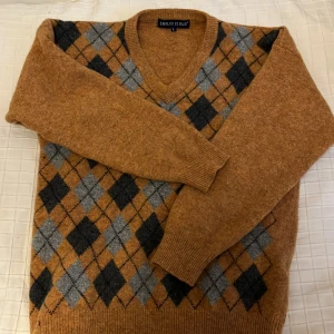 Höstig Tröja - En mysig tröja som passar perfekt denna hösten. Sitter jättefint med en skjorta under som ni ser på andra bilden. Den har några små hål vilket gör att den blir mycket billigare än vad jag köpte den för. Skriv bara om ni har några frågor! :)