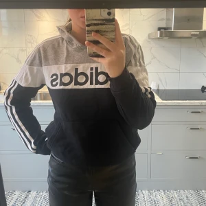 Adidas hoodie - Det barn storlek med skulle säga att den sitter som en XS/S. I perfekt skick. 