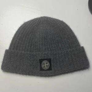 Äkta stone island mössa - Äkta stoneisland mössa Köpt runt 1200kr men säljer den för 500 (pris kan diskuteras)  Använd ett par gånger men har varit försiktig med den. 