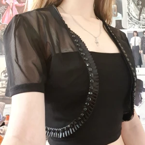 Svart Mesh Topp/T-shirt - Super gullig svart mesh t shirt med svarta rhinestones som man har över andra toppar lol Köpt secondhand men känns väldigt ny och bra kvalite (Linnet ingår inte) !Tryck inte på köp nu!