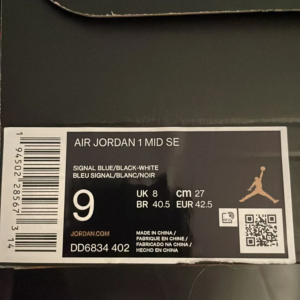 Hej! Jag säljer nu mina Jordan 1 som knappt är använda någonting, dom är i jätte bra skick och är i storlek 42.5. Skor.