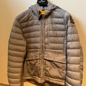 PJS jacka - Jackan är ny köpt och aldrig använd. Lappen finns fortfarande kvar på jackan. Det ingår en PJS galge. Storlek medium 