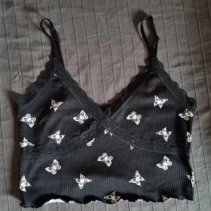 Fjärilar croptop kort linne strl M - Sött linne som passar många stilar.  Frakt inräknat i priset.