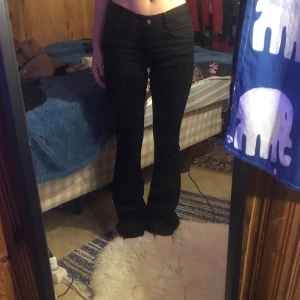 Jeans - Lågmidjade botcut jeans, är stretchiga så passar mellan xs-M. De är uppsydda så det passar nån runt 160, går att sprätta ner dom🌸