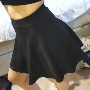 NY Kjol från HM - Knappt använd kjol med volang och dragkedja.