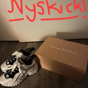 Acne Studios 39 chunky sneakers  - Knappt använda! Går bra att mötas upp i Stockholm, jag bor i innerstan.  Köpta på Acne Studios butik vid Nytorget.