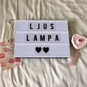 Ljus Lampa🦢 - En jättefin lampa som man kan ha bla som dekoration på sitt rum!✨Det går att byta bokstäver och man får med alla bokstäver/siffror/tecken på köpet🎀